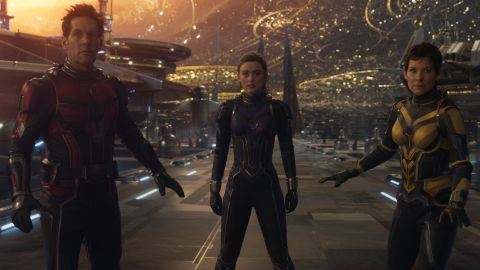 Scott and Hope protect Cassie in the Quantum Realm in Ant-Man and the Wasp: QuantumaniaScott e Hope proteggono Cassie nel Regno Quantico in Ant-Man and the Wasp: Quantumania