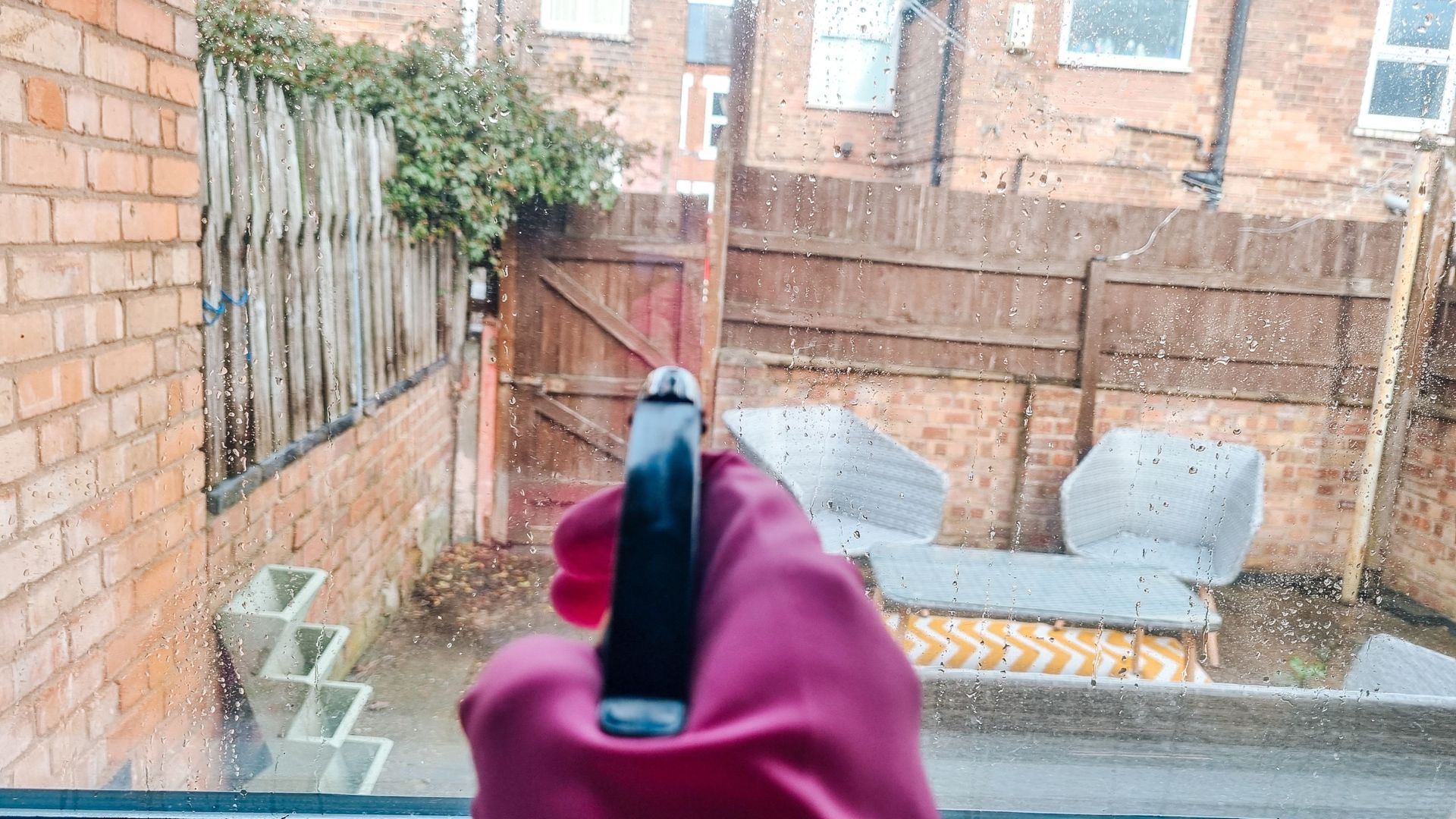 Jendela disemprot dengan botol kaca berisi cuka dan air