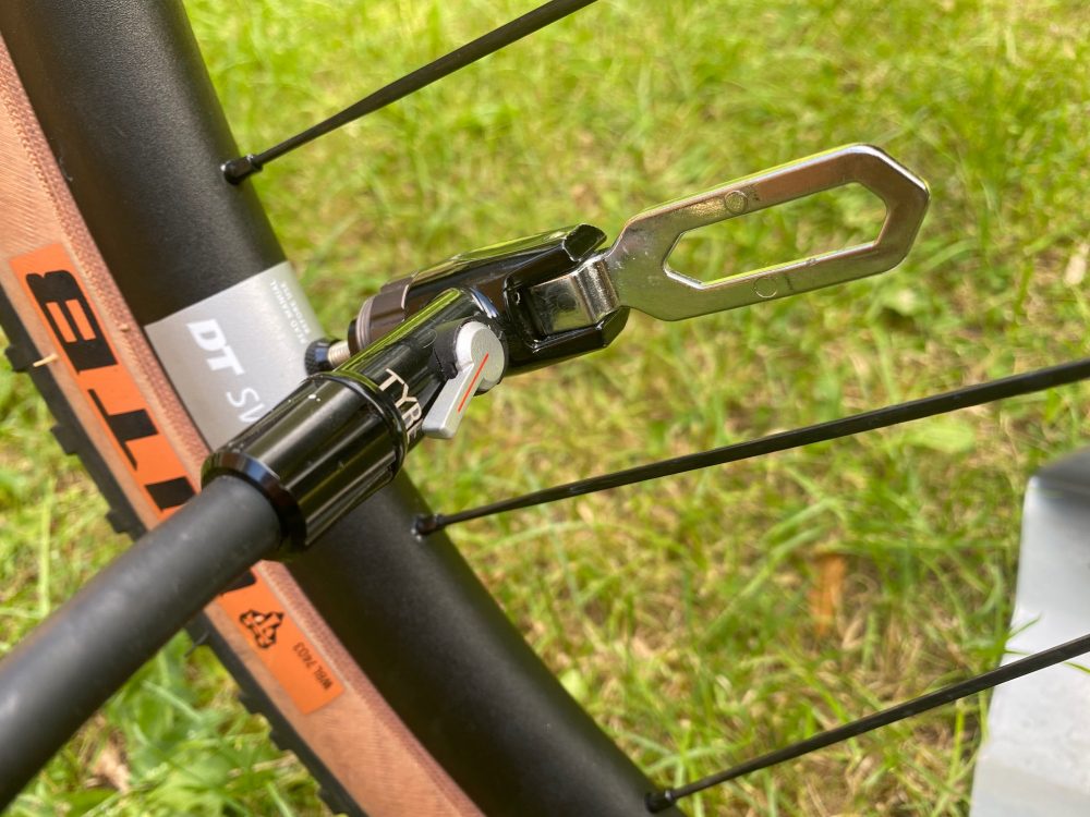 The all-metal pump head has a stiff but solid locking mechanism. The smaller lever controls the tubeless chamber.