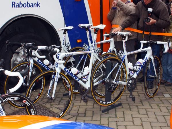 Eager fans check out Rabobank's Giant TCR Advanced SL road machines.