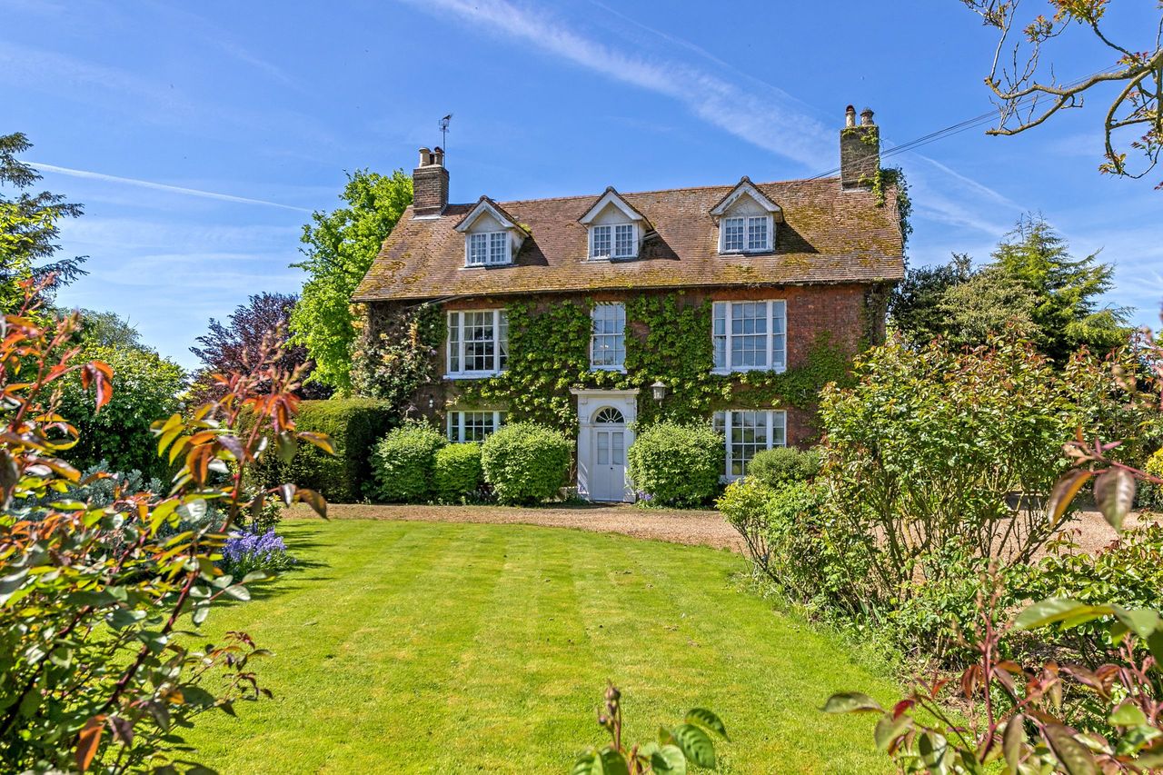 The exterior of Offley House, Hertfordshire