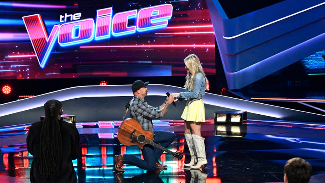 Jacob Ryan Gustafson proposes to his girlfriend Jennifer while auditioning for The Voice Season 28.