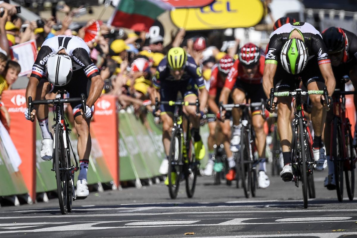 Michael Matthews nips Edvald Boasson Hagen to win stage 16 of the Tour de France