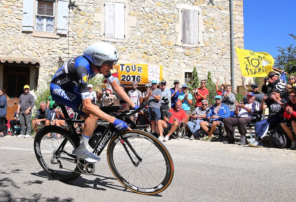 Dan Martin en route to the finish of the stage 13 time trial at the 2016 Tour de France.