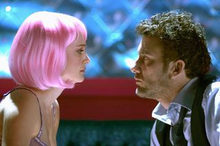 natalie portman wears a pink bob while looking at clive owen as the character larry in the movie closer