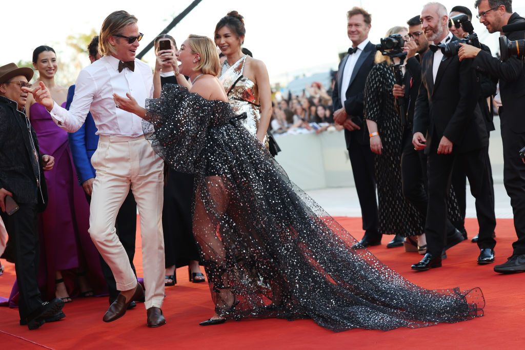 VENICE, ITALY - SEPTEMBER 05: Gemma Chan, Harry Styles, Sydney Chandler, Olivia Wilde, Chris Pine, Florence Pugh and Nick Kroll attend the &quot;Don&#039;t Worry Darling&quot; red carpet at the 79th Venice International Film Festival on September 05, 2022 in Venice, Italy. (Photo by Pascal Le Segretain/Getty Images)