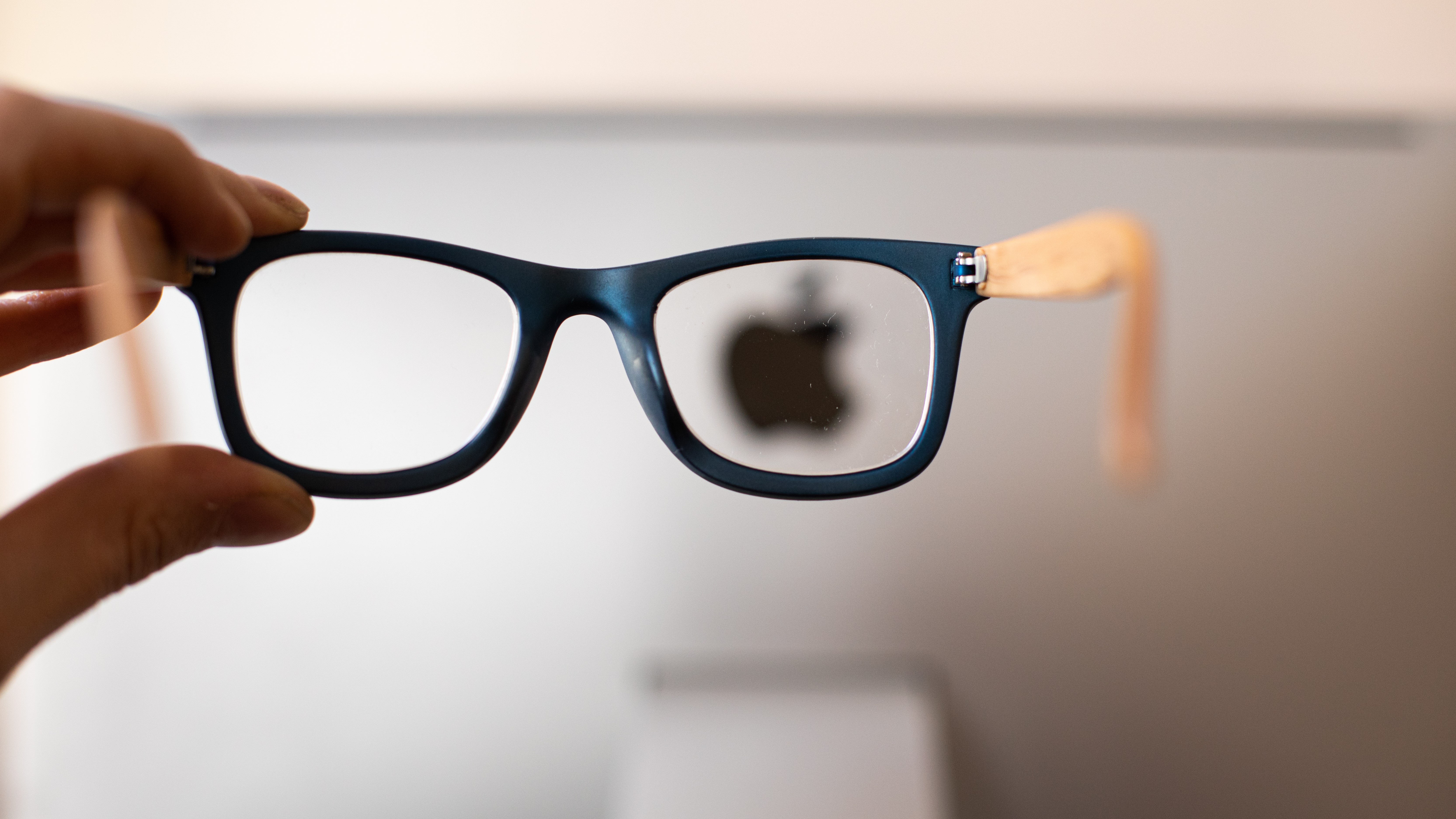Apple Glass - Logo Apple terlihat melalui kacamata