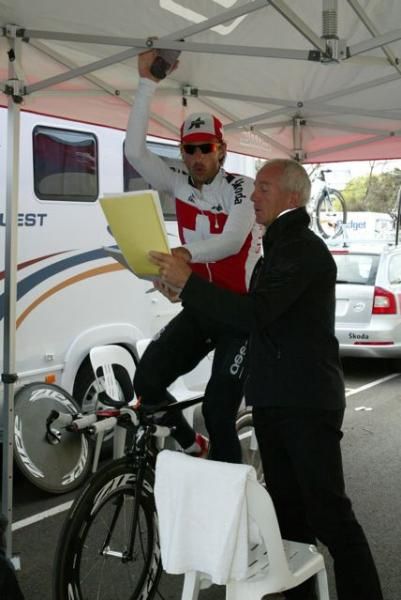Fabian Cancellara discusses the time trial with his coach in final part of warmup