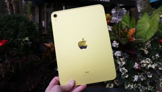 gul bagside på en iPad 10.9 (2022)