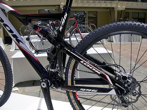 The fully enclosed rear end is connected to the monocoque front triangle by two stout aluminum links.