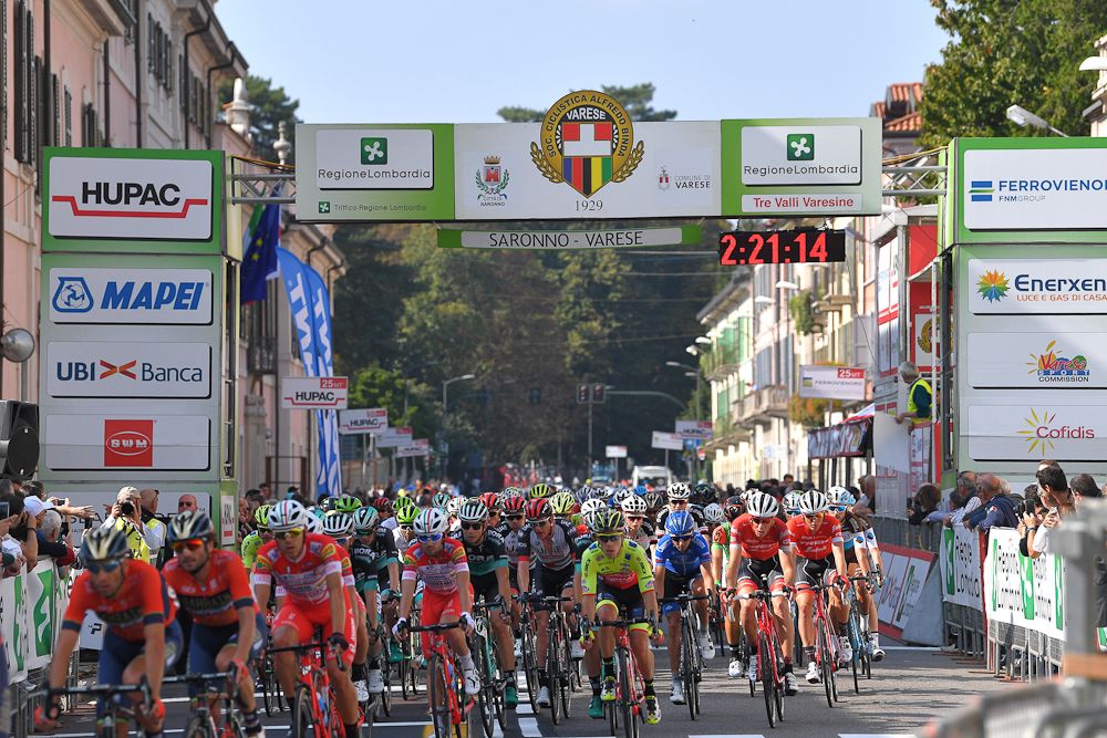 The peloton passes under the start/finish at Tre Valli Varesine