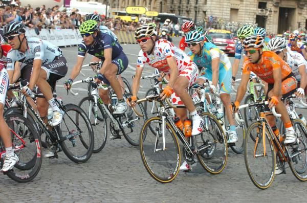 Samuel Sanchez (Euskaltel-Euskadi) ensconced in the peloton.