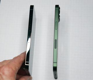 L'iPhone 13 Pro Vert alpin et l'iPhone 13 Vert