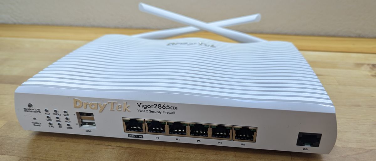 Front and top view of the DrayTek Vigor2865ax router