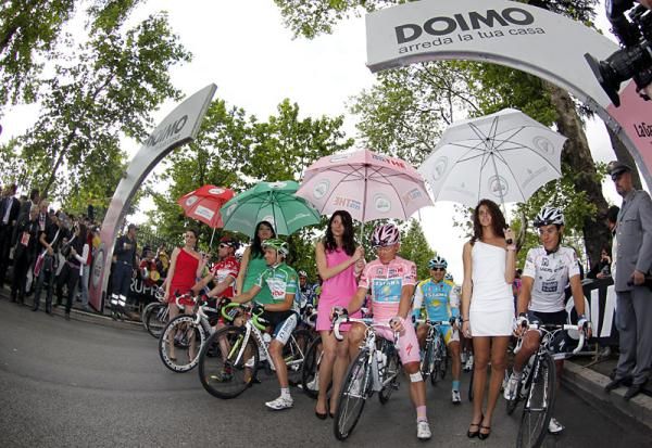 The Giro d'Italia classification leaders get the VIP treatment on the start line in Frosinone.