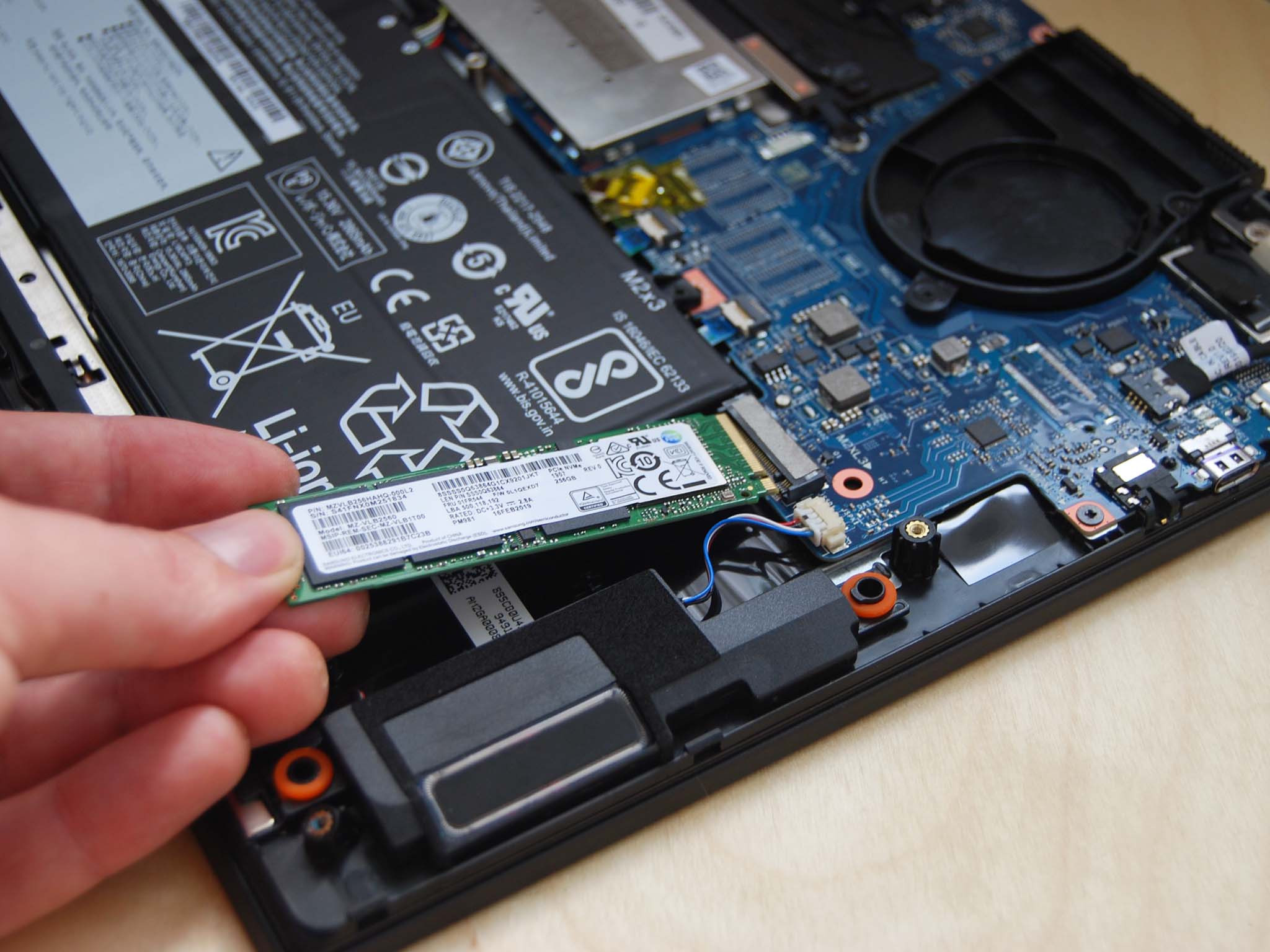 Установка ssd диска. SSD для ноутбука леново. Lenovo m2 SSD порт. M1 SSD для ноутбук леново х230i. SSD Lenovo IDEAPAD.