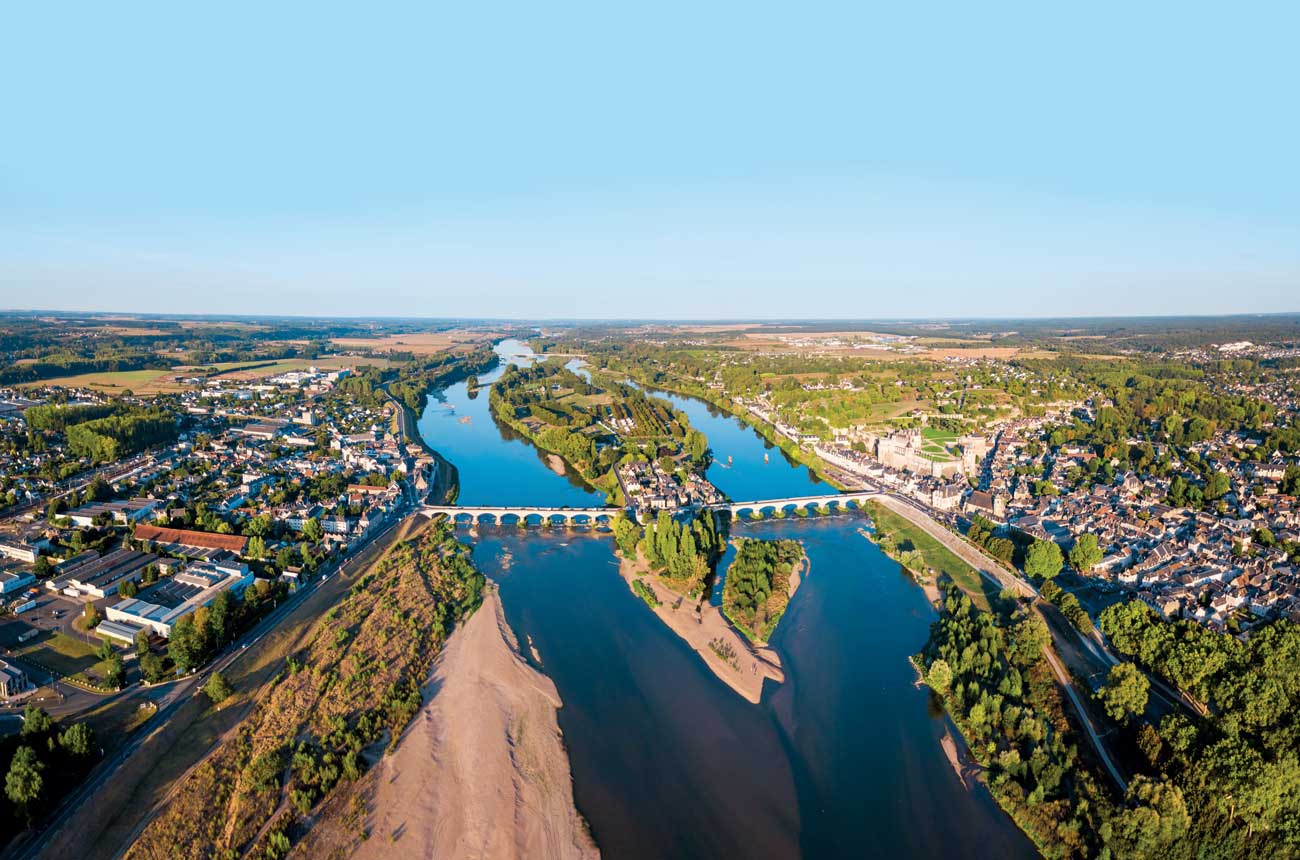 Ch&acirc;teau d&rsquo;Amboise and the Pont du Mar&eacute;chal Leclerc across the Loire river and the island of Ile d&rsquo;Or.