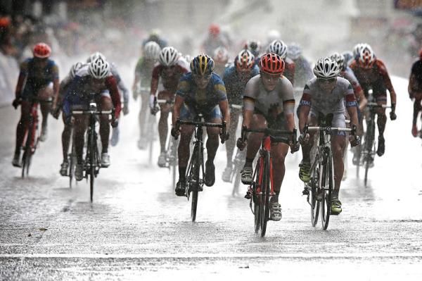Ina Teutenberg (Germany) wins the field sprint for fourth place ahead of Giorgia Bronzini (Italy)