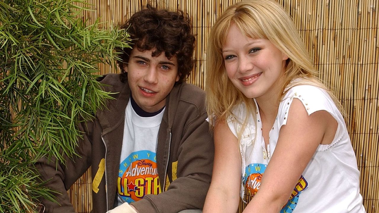 &quot;Lizzie McGuire&quot; Cast Volenteer Work at Youth Center