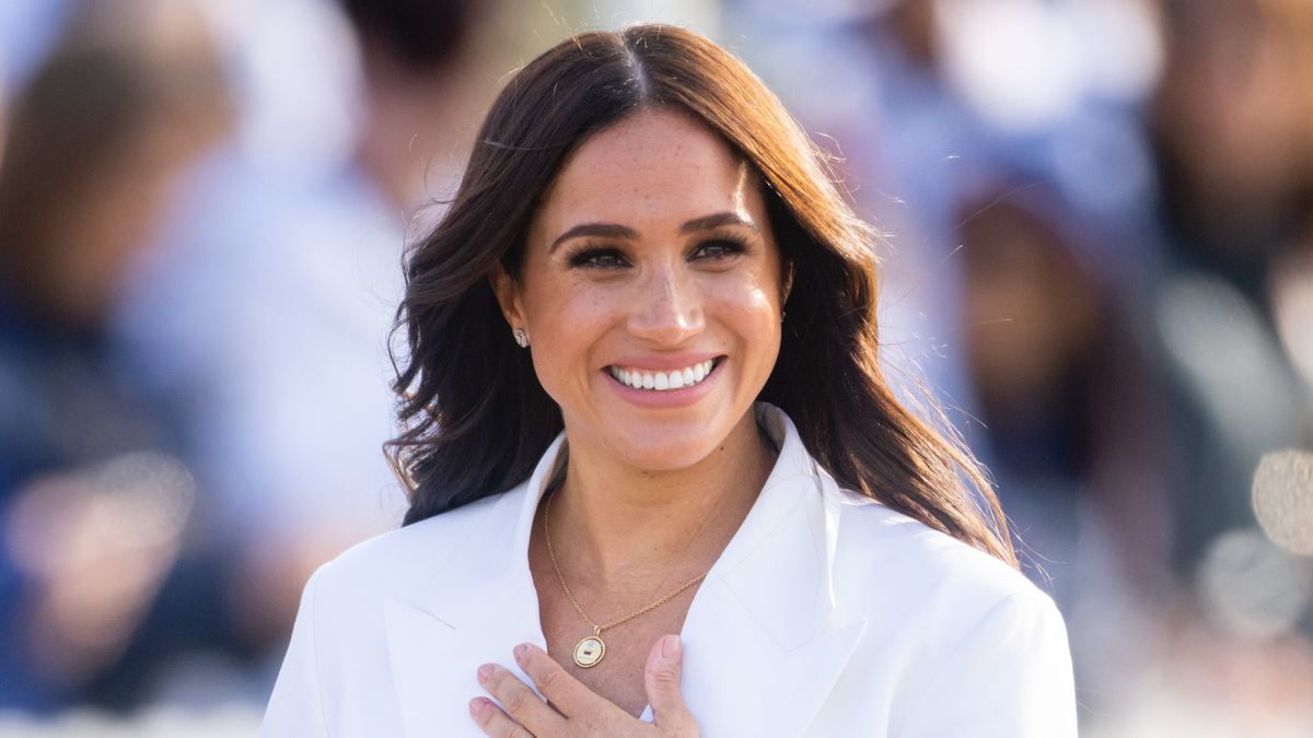 Les détails cachés que vous avez peut-être manqués dans la tenue blanche Valentino de Meghan Markle