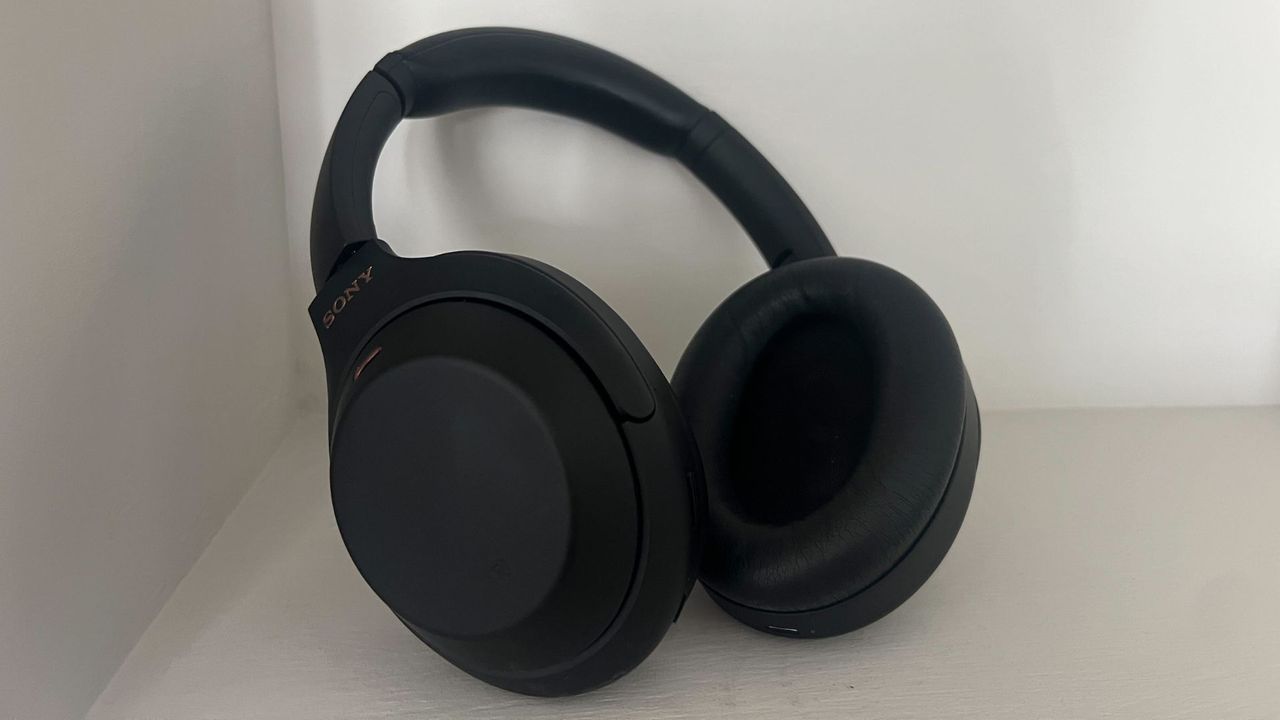 Grace Walsh testing Sony WH-1000X4 headphones