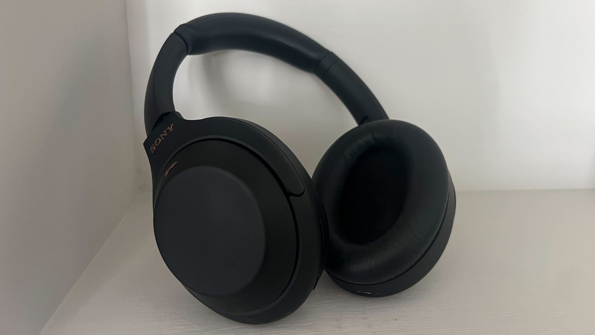 Grace Walsh testing Sony WH-1000X4 headphones