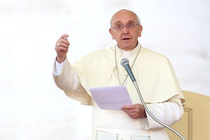 Pope Francis calls for 'urgent' end to Syrian civil war on first day of Middle East trip