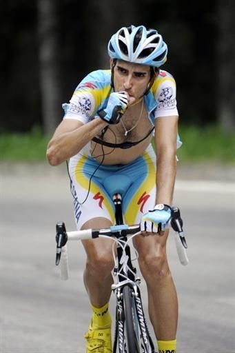 Daniel Navarro (Astana) fuels up on his solo escape.