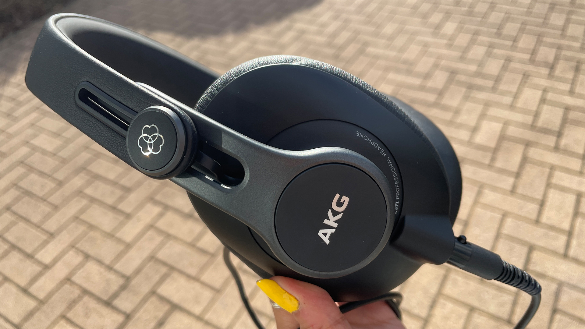 אוזניות על אוזן: AKG K371