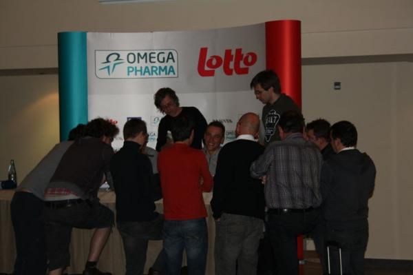 The press swarm around Philippe Gilbert