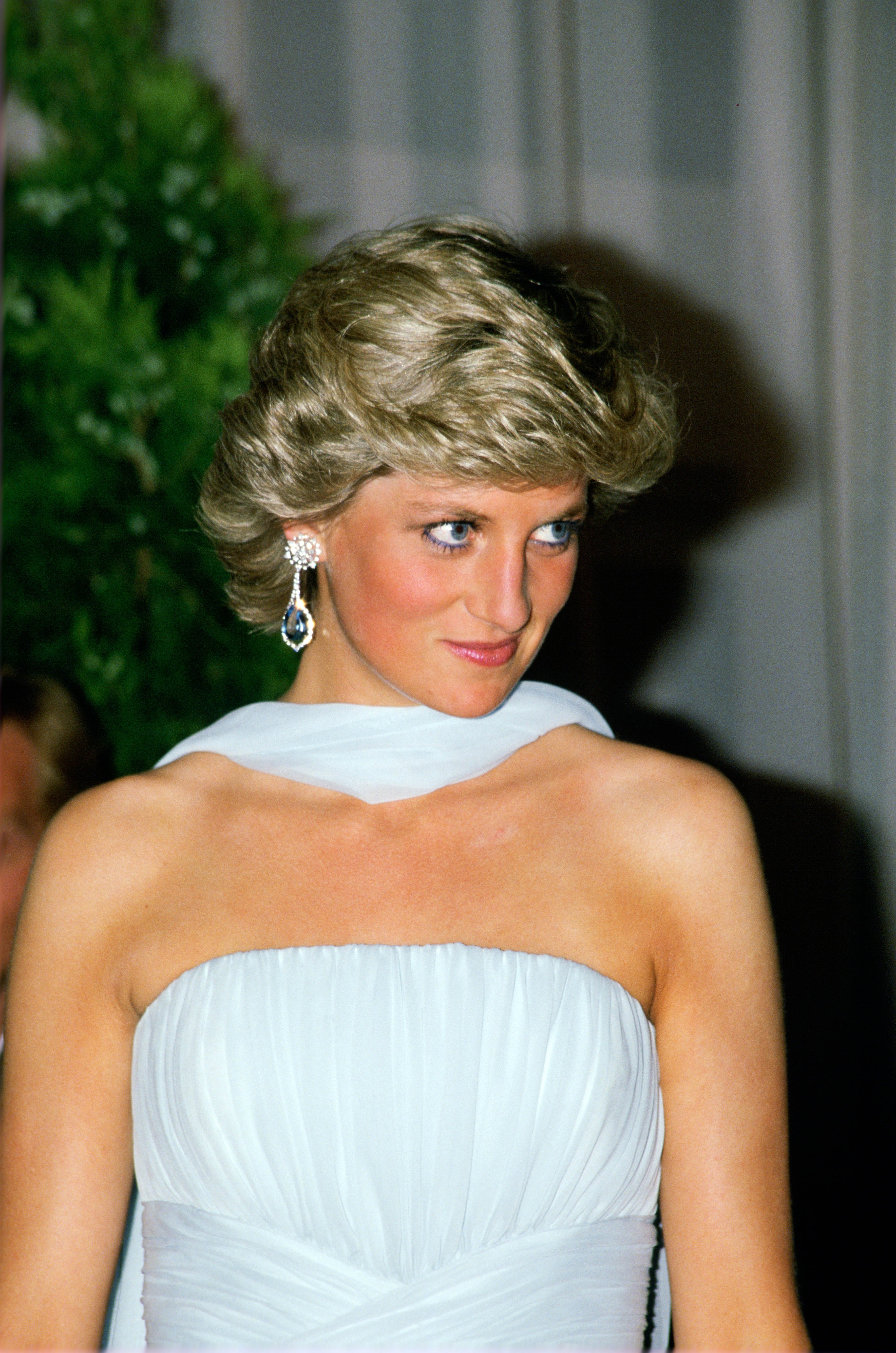 Diana, Princesa de Gales, con una bufanda larga