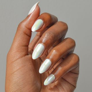 Nail design for wedding guests: pearl shine