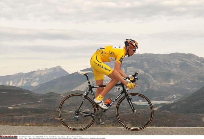 Robert Gesink leads the race in 2008 but he couldn't hang on
