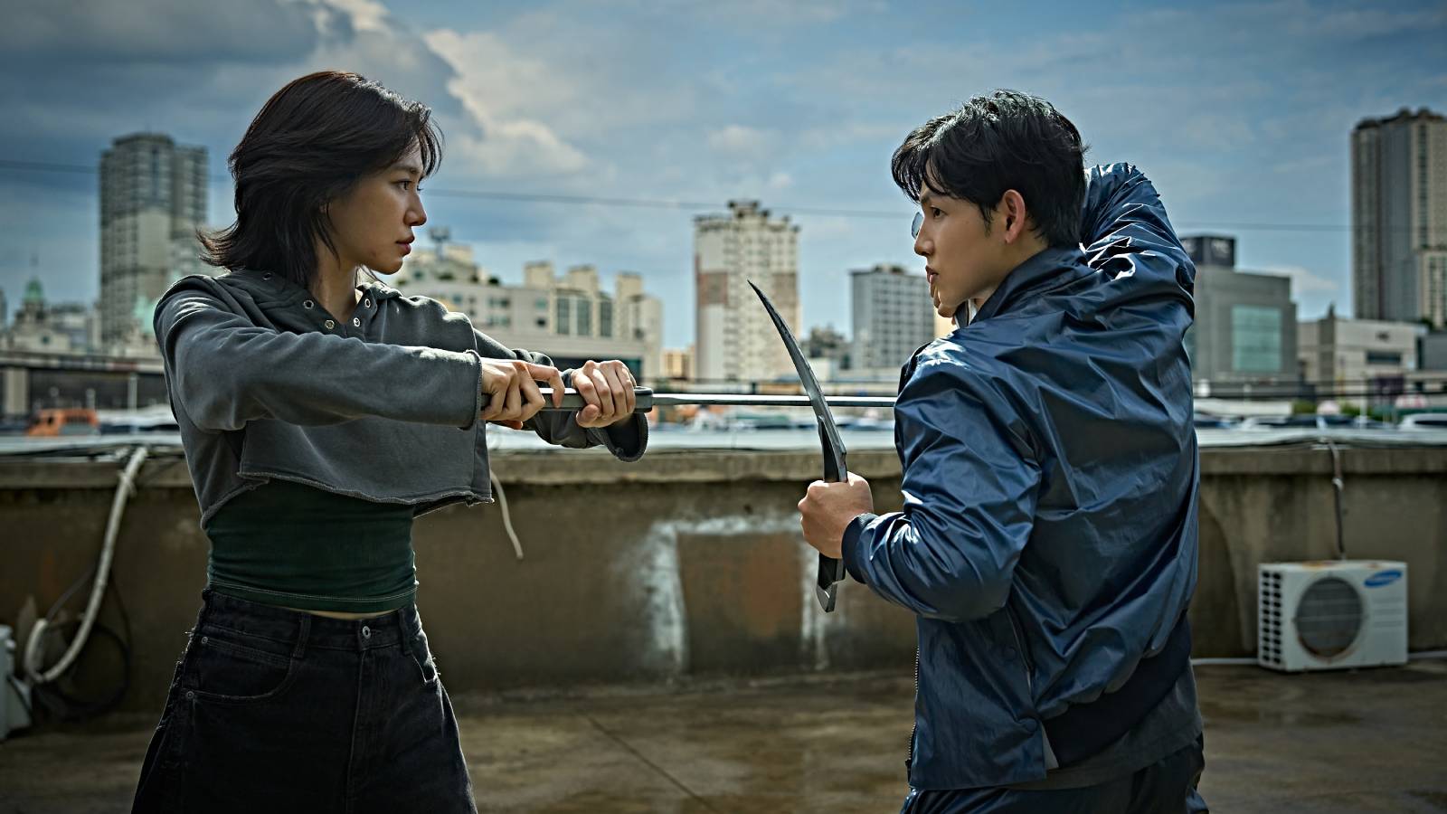Park Gyu-young and Yim Si-wan in Netflix&#039;s Mantis.