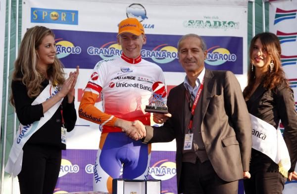 Robert Gesink gets a special jersey and a trophy