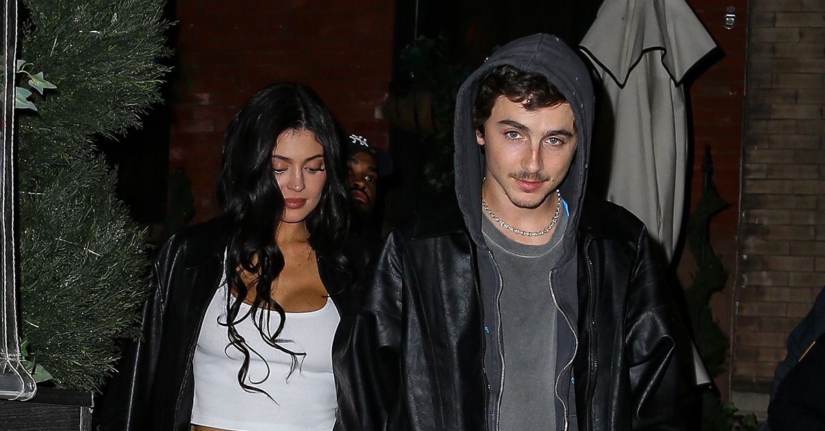 Kylie Wore Flip-Flops With This "Dated" Denim Trend For Date Night