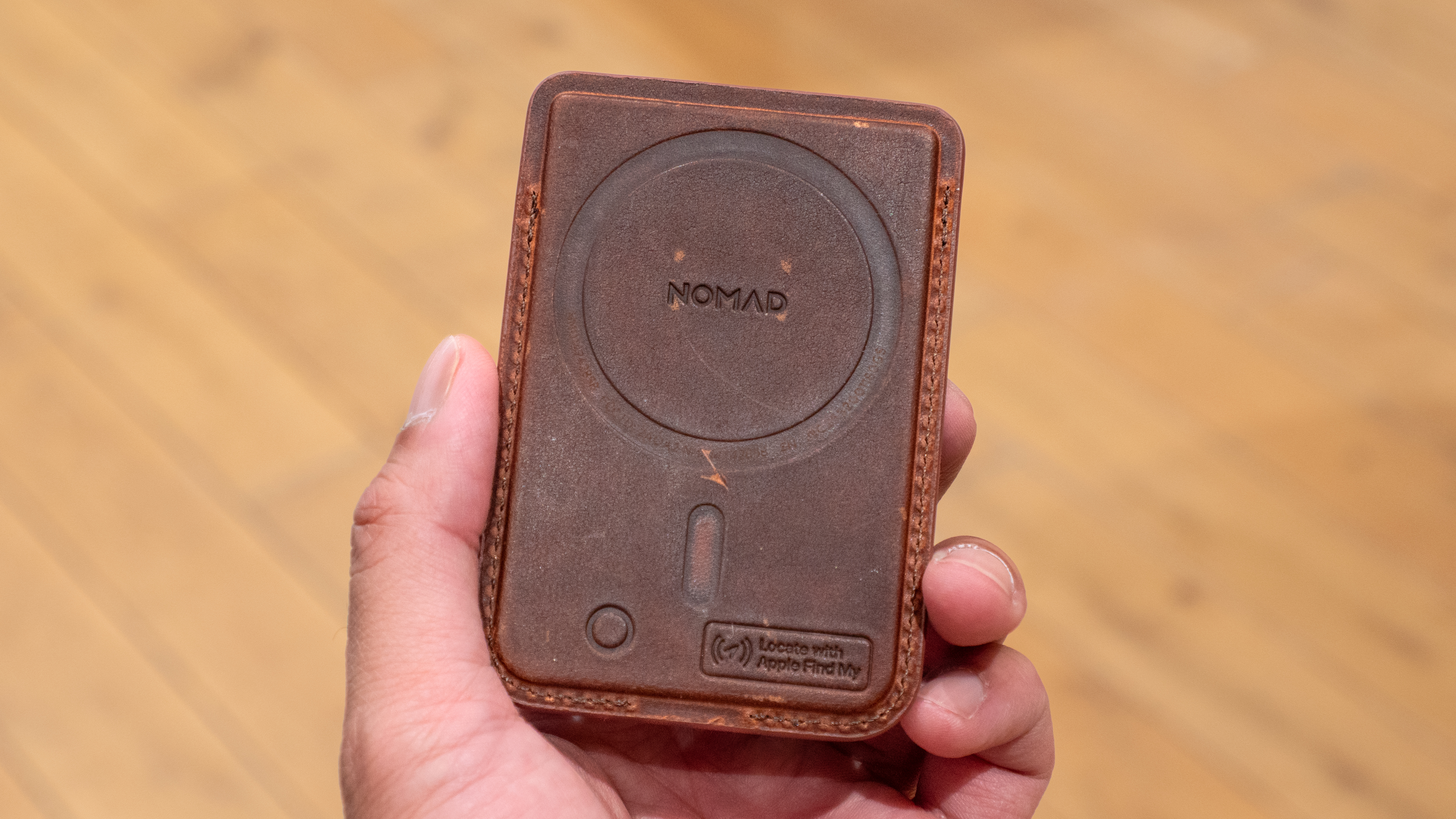 کیف پول Nomad Leather Mag در قاب آیفون 17 پرو.