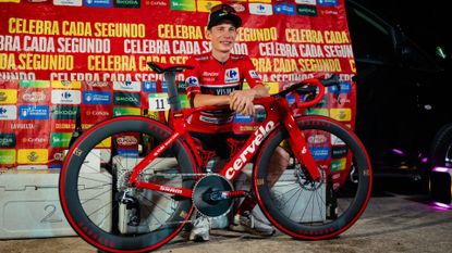 Jonas Vingegaard with his red Cervelo S5 at the finish of the 2025 Vuelta
