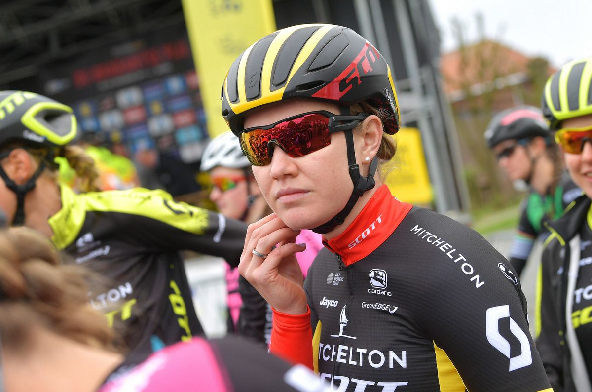 Jolien D'Hoore gets ready on the start line