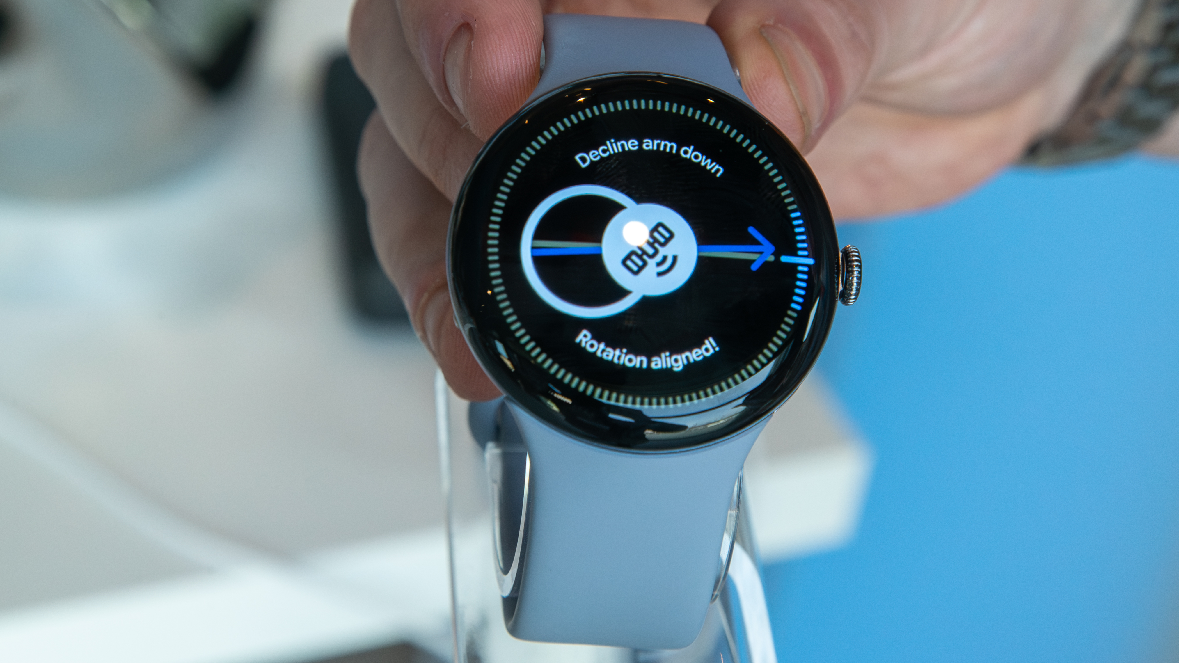 Pixel Watch 4 searching for a satellite connection
