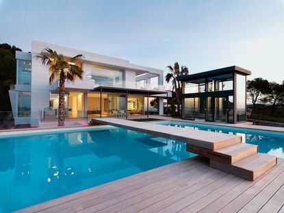 How To Plan & Design A Home Swimming Pool: 7 Key Things To Consider