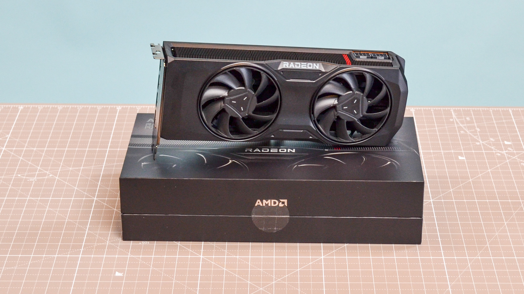 Une AMD Radeon RX 7800 XT sur une table