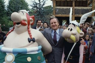 Albert Uderzo with his two famous creations Astérix and Obélix at the French theme park.