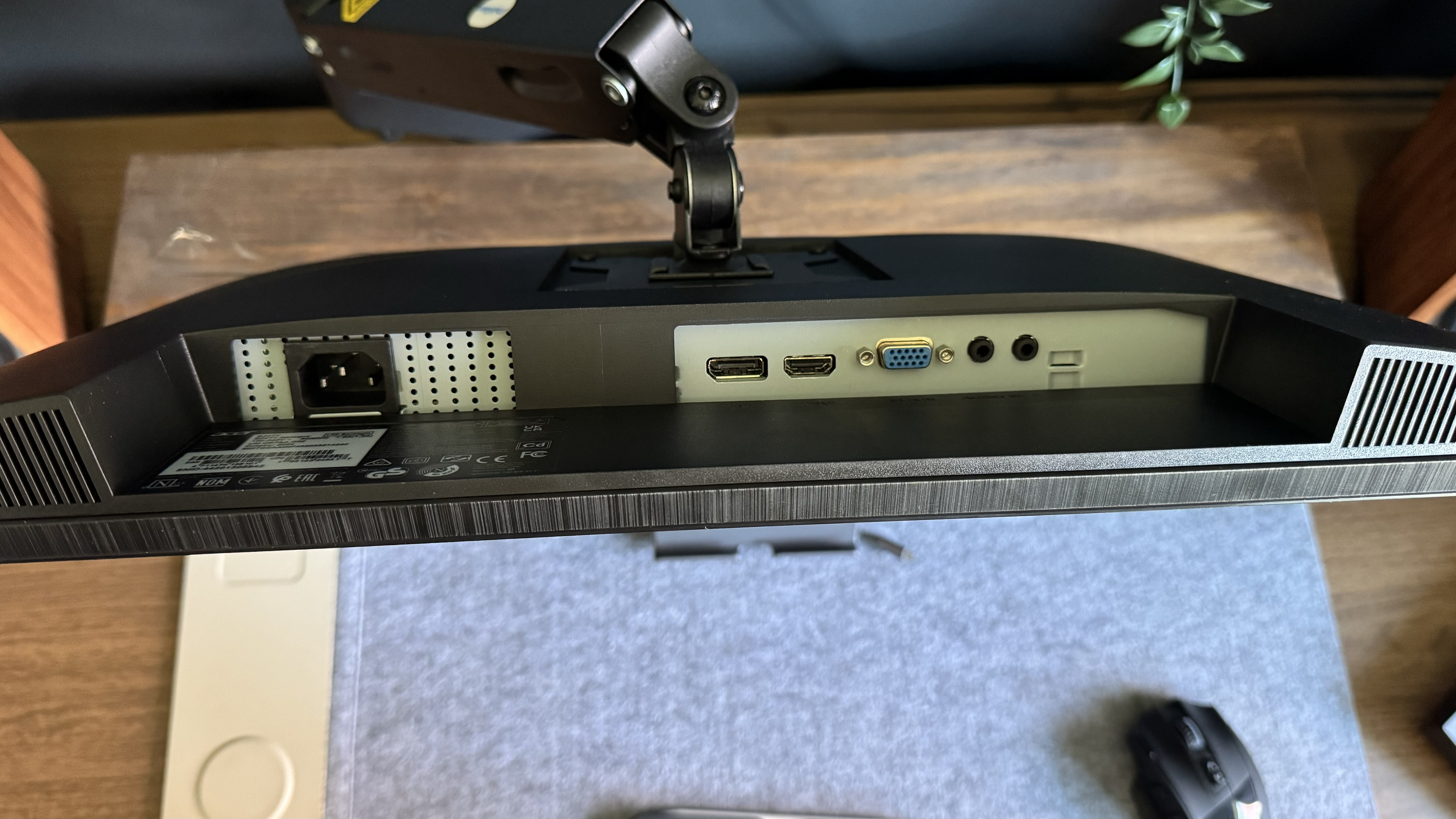 내가 본이 Acer 비즈니스 모니터는 누구에게도 깊은 인상을주지 않기 때문에 훌륭한 예산 디스플레이입니다.