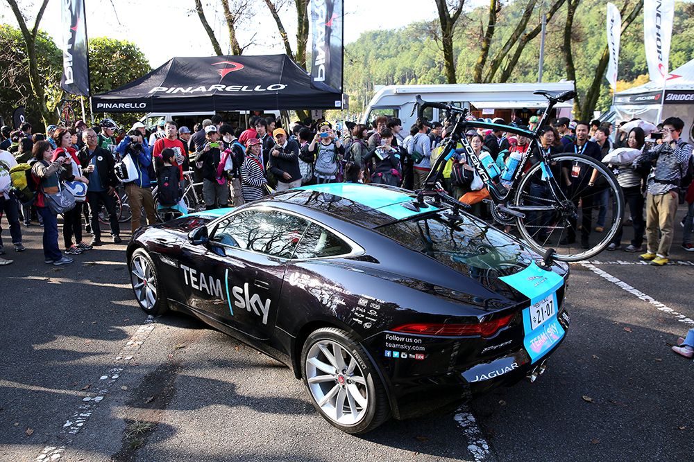 Crowds gather around the Team Sky car