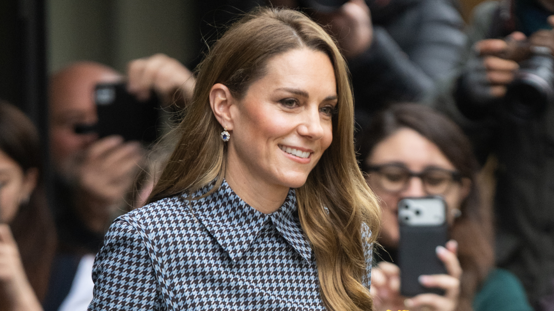 Kate Middleton arrives at children&#039;s mental health charity Anna Freud Centre on November 27, 2025 wearing a houndstooth dress, Hugo Boss pumps