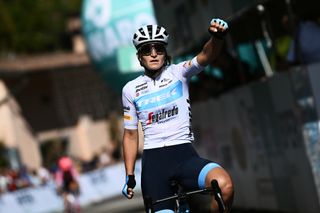 Elisa Longo Borghini punches the air in Giro dell'Emilia Donne 2022