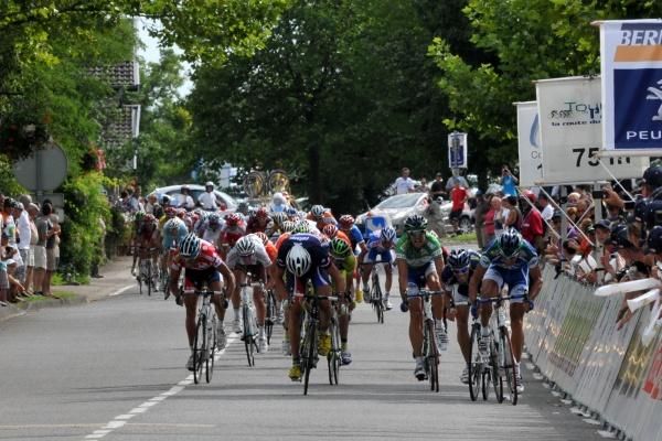 The peloton charges to the line at the conclusion of stage one.
