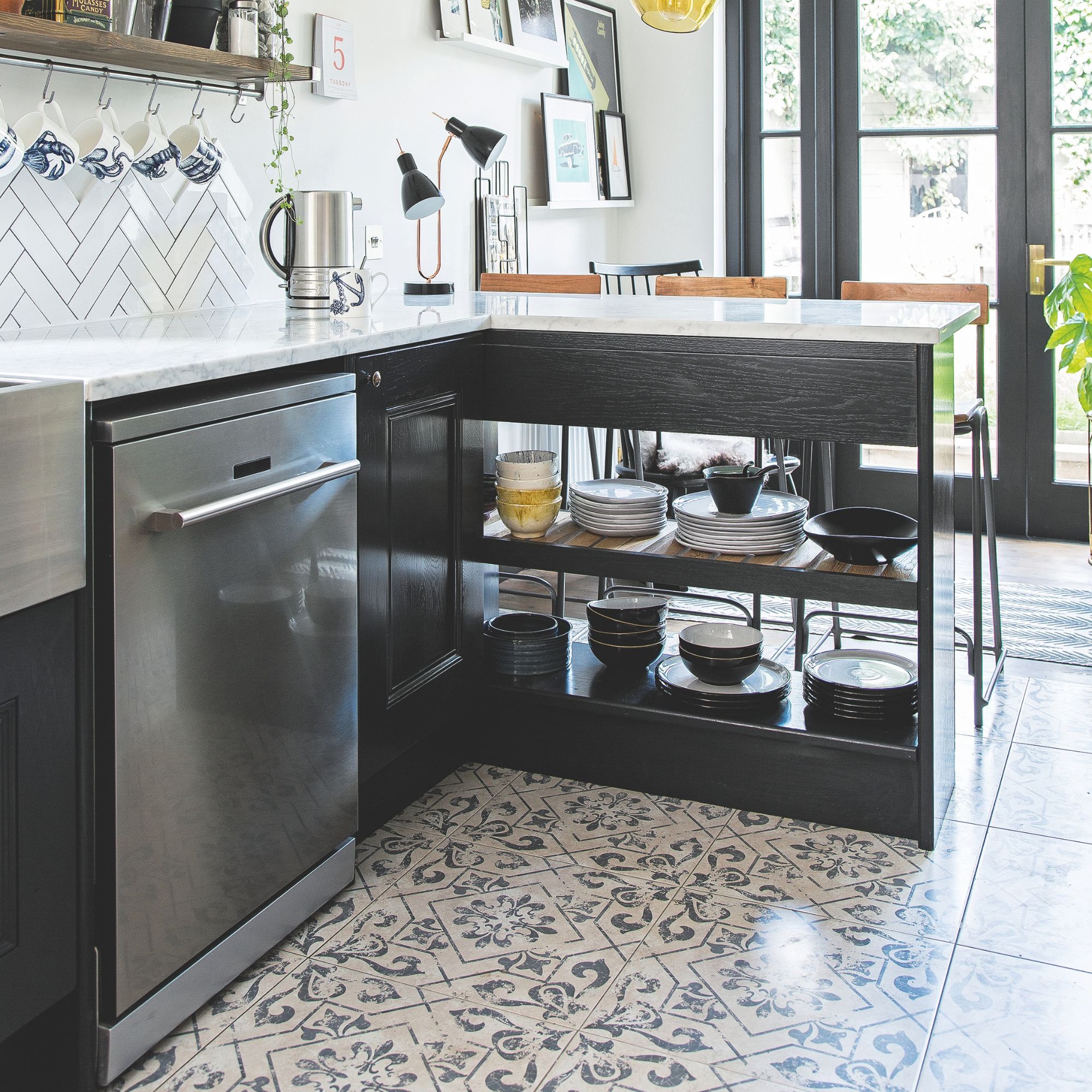 Kitchen with grey cabinets and white worktop, and a freestanding dishwasher