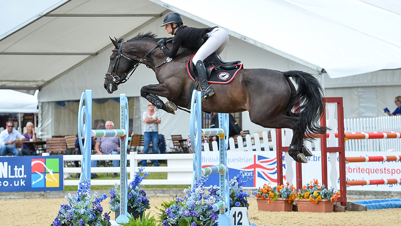 Bex Mason and Vancurtis - Equitop Myoplast Foxhunter masters